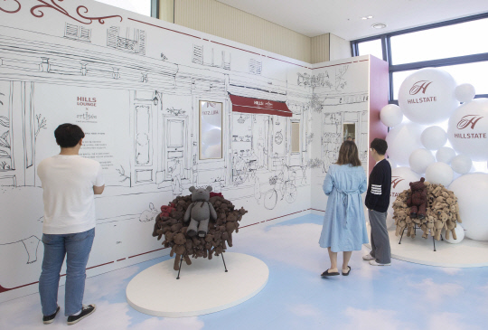 '힐스테이트 송도 더스카이' 입주 예정 고객이 지난 21일 단지 내 52층 스카이라운지 카페에서 열린 '힐스테이트X아티제' 팝업 행사를 즐기고 있다. <현대건설 제공>